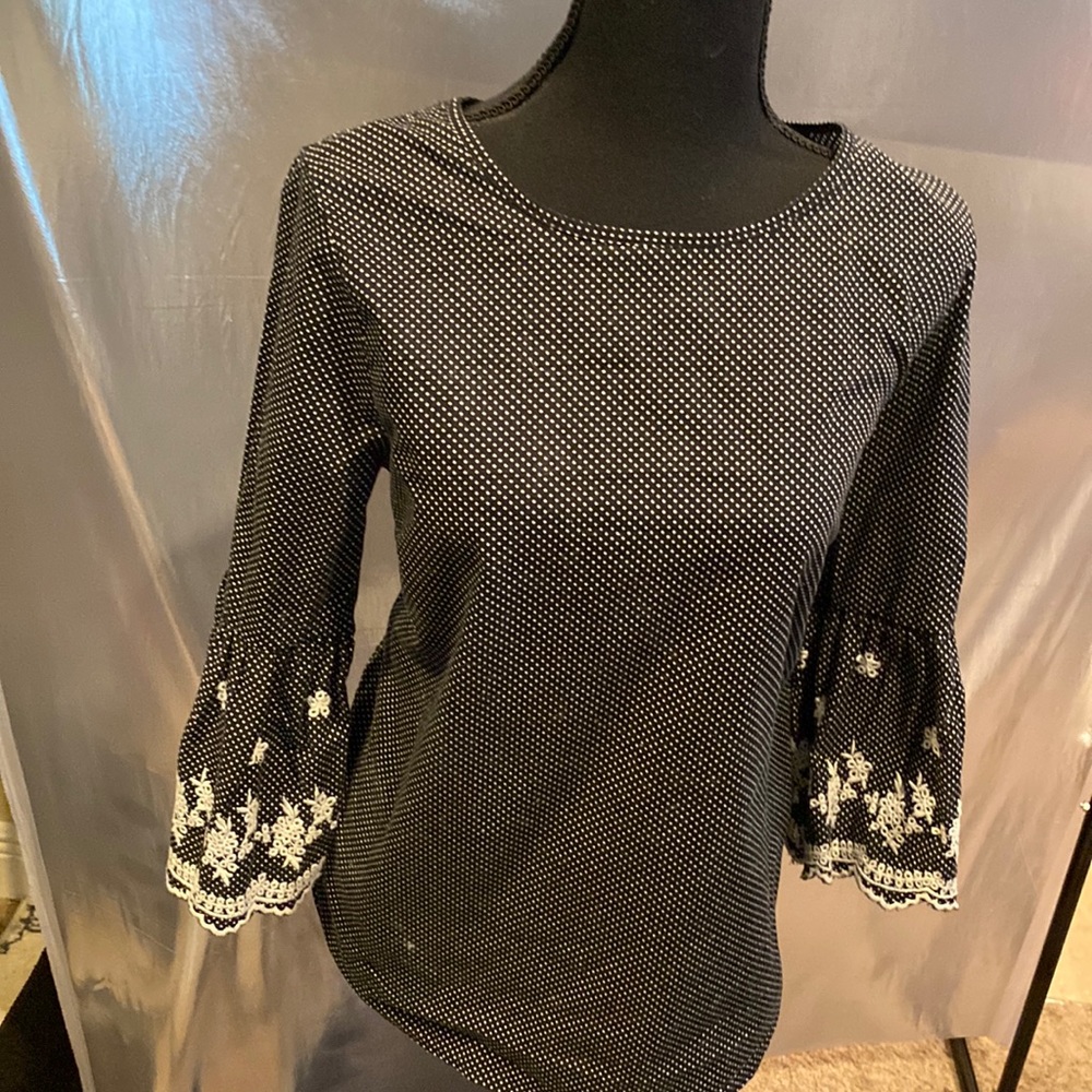 Cute black and white polka dot top with nice patchwork on the sleeves